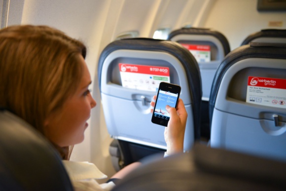 airberlin: korzystanie urządzeń elektronicznych możliwe przy starcie i lądowaniu Podróże, LIFESTYLE - Pasażerowie airberlin mogą już teraz korzystać ze swoich urządzeń elektronicznych na niemal wszystkich połączeniach krótko-, średnio- i długodystansowych, także podczas startu, lądowania i kołowania samolotu, pod warunkiem, że urządzenie pracuje w trybie samolotowym.