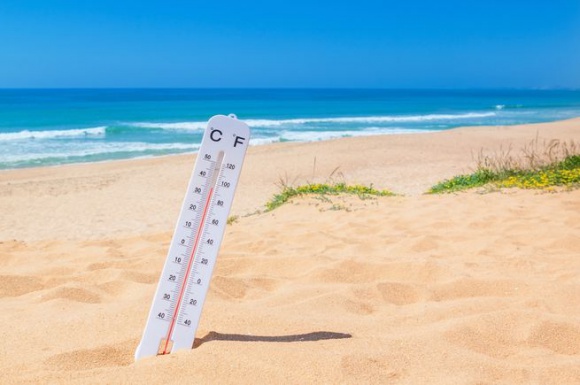 Jaka temperatura jest dla Polaków idealna na wakacje? Podróże, LIFESTYLE - Jak wynika z ankiety przeprowadzonej tuż przed rozpoczęciem wakacji pośród Użytkowników meteovista.pl, dla Polaków wyjeżdżających na wakacje optymalną temperaturą jest 28°C. Warto nadmienić, że w Polsce w czasie letnich miesięcy średnia temperatura wynosi 23 stopnie.