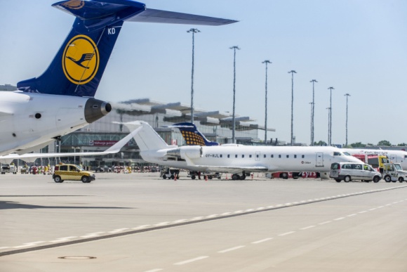 Wrocławskie lotnisko znowu na plusie Podróże, LIFESTYLE - W lipcu 2015 r. Port Lotniczy Wrocław obsłużył prawie 257 tys. pasażerów. To oznacza wzrost o prawie 7% w porównaniu z analogicznym okresem ubiegłego roku. Najwięcej podróżnych przybyło w segmentach połączeń krajowych i niskokosztowych.