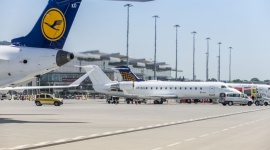 Wrocławskie lotnisko znowu na plusie Podróże, LIFESTYLE - W lipcu 2015 r. Port Lotniczy Wrocław obsłużył prawie 257 tys. pasażerów. To oznacza wzrost o prawie 7% w porównaniu z analogicznym okresem ubiegłego roku. Najwięcej podróżnych przybyło w segmentach połączeń krajowych i niskokosztowych.