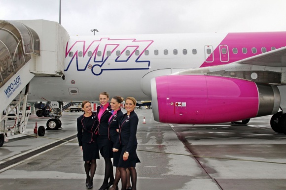 Wizz Air świętuje we Wrocławiu Podróże, LIFESTYLE - Węgierskie linie obsłużyły przez 11 lat już 100 milionów pasażerów. Z tej okazji na wrocławskim lotnisku odbyło się spotkanie z prezesem Wizz Air. Ze stolicą Dolnego Śląska przewoźnik jest związany od 2006 roku.