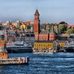 Zielony prom na niebieskim morzu