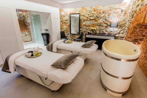 SPA na wakacje – jakie zabiegi wybrać? Podróże, LIFESTYLE - Podczas wakacji wiele pań częściej niż zwykle korzysta z dobrodziejstw SPA. W tym czasie chcemy bowiem pięknie wyglądać, ale też mamy ku temu więcej okazji, chociażby podczas urlopu.