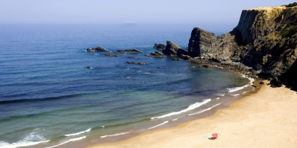 Najlepsze plaże Portugalii Podróże, LIFESTYLE - Portugalia posiada setki różnorodnych plaż: od piaszczystych, przez urocze zatoczki, po odludne miejsca w pobliżu dzikiej przyrody czy tętniące życiem kurorty. Są tu też plaże dostosowane do potrzeb osób niepełnosprawnych czy spoty będące wyzwaniem dla surferów.