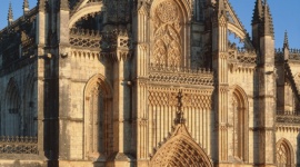 7 cudów Portugalii Podróże, LIFESTYLE - Portugalia posiada blisko osiemset zamków, pałaców, fortec, klasztorów i innych zabytków, które zasługują na uwagę. Siedem z nich dzierży zaszczytny tytuł najpiękniejszych „cudów Portugalii”.