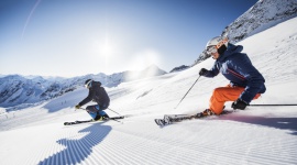 Dolina Stubai – najlepsze narciarskie tereny w korzystnych cenach Podróże, LIFESTYLE - Doskonałe warunki do ekscytujących wypraw narciarskich czekają na fanów sportów zimowych w czterech ośrodkach Doliny Stubai, w tym na największym terenie lodowcowym w Austrii. Dzięki atrakcyjnej polityce cenowej, goście mogą liczyć na liczne rabaty, zniżki i dodatkowe korzyści.