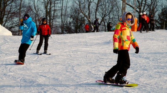 Ferie zimowe za pasem – jadąc na narty nie zapomnij o ubezpieczeniu Podróże, LIFESTYLE - Rozpoczyna się pierwsza tura ferii zimowych w Polsce. To wymarzony czas dla fanów nart, snowbordu i wycieczek górskich. Z drugiej strony jest to także okres wypadków, kontuzji i złamań. Dlatego warto pomyśleć o ubezpieczeniu od zdarzeń losowych.