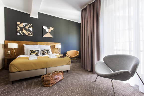 Zanim zarezerwujesz hotel- kilka wskazówek dla podróżujących Podróże, LIFESTYLE - Urlop, weekend poza miastem, podróż służbowa. Wzrasta nie tylko mobilność naszych rodaków, ale także samodzielność w organizowaniu wyjazdów. O czym należy pamiętać rezerwując pokój w hotelu, bądź innym obiekcie noclegowym?