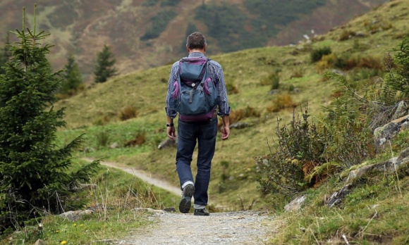 Trekking w górach – majówkowe „must have” Podróże, LIFESTYLE - Piękne, choć zmienne góry, są popularnym kierunkiem majówkowych wojaży. Dzika natura może jednak przeprowadzić turystom surowy egzamin, na który powinni przyjść dobrze przygotowani. Co zrobić, żeby zdać go na piątkę?