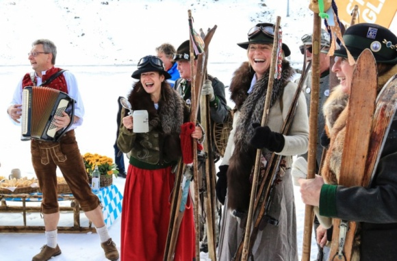 Lodowiec Stubai: Oktoberfest na wysokości 2 900 metrów Podróże, LIFESTYLE - Rozpoczęcie sezonu zimowego na lodowcu Stubai tradycyjnie świętowane jest narciarskim Oktoberfestem „Weisse Wies’n”. W tym roku miłośnicy piwa, nart i tradycyjnych, tyrolskich strojów spotkają się 14 i 15 października.