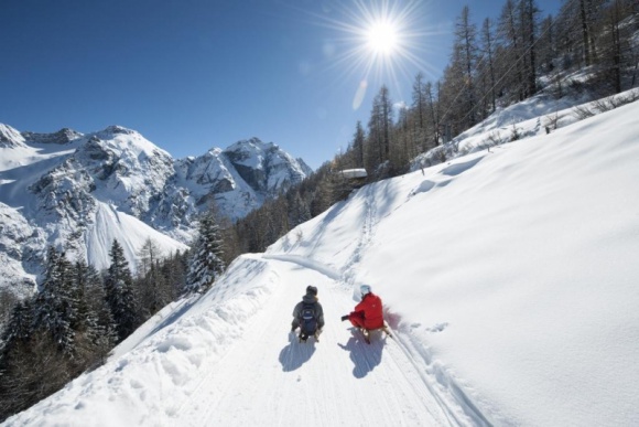 Prawdziwie śnieżna zabawa w Dolinie Stubai Podróże, LIFESTYLE - Jedna dolina a tyle atrakcji. Doskonałe warunki śniegowe i niezapomniane wrażenia czekają na tych, którzy odwiedzą cztery ośrodki narciarskie w Dolinie Stubai. Każdy znajdzie tu coś dla siebie: nartostrady, trasy freeride’owe i saneczkowe, pokazy narciarskie oraz zimowe szlaki.