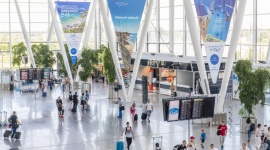 Wrocławskie lotnisko z nowym rekordem Podróże, LIFESTYLE - Przez pierwsze dziesięć miesięcy 2017 roku Port Lotniczy Wrocław obsłużył ponad 2,45 mln pasażerów. To więcej niż w całym 2016 roku. W październiku wrocławskie lotnisko odnotowało wzrosty we wszystkich segmentach ruchu.