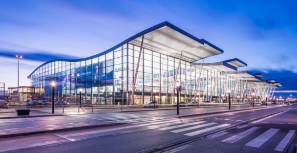 6 lat terminalu wrocławskiego lotniska. 13,5 mln pasażerów Podróże, LIFESTYLE - Terminal Portu Lotniczego Wrocław skończył 6 lat. W tym czasie obsłużył 13,5 mln pasażerów, przybyło mu kilkadziesiąt kierunków i kilku przewoźników. Nie zwalnia tempa i tylko w tym roku planuje przyjąć 3,2 mln podróżnych.