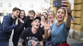 Studenci udowadniają, że da się podróżować po Europie bez gotówki i kart Podróże, LIFESTYLE - Drużyny złożone ze studentów z 60 krajów z całego świata rozpoczęły szalony i jedyny w swoim rodzaju wyścig. Uczestnicy każdego z zespołów jako jedyną walutę otrzymali… puszki Red Bull oraz smartfon Huawei P Smart, aby udokumentować swoją podróż.