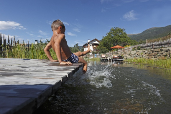 Wakacyjne przygody nad jeziorami i stawami Południowego Tyrolu Podróże, LIFESTYLE - Wielu z nas nie wyobraża sobie letniego urlopu bez piaszczystych plaż i kąpieli w morzu albo jeziorze. Południowy Tyrol słynie z licznych, równomiernie rozłożonych po całym regionie górskich jezior i stawów, które są doskonałymi akwenami do uprawiania sportów wodnych.