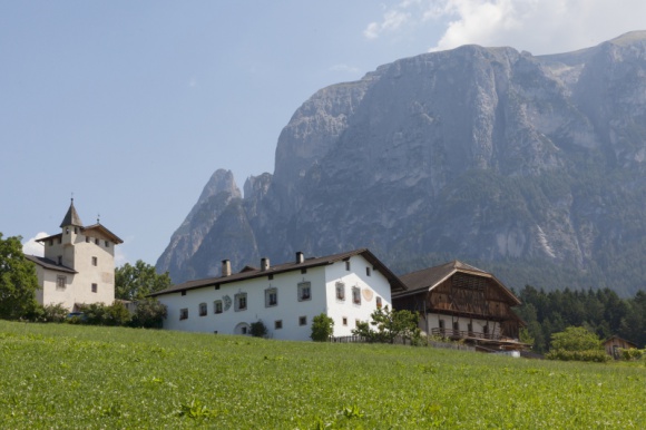 Zwiedzamy Południowy Tyrol - Urlop z historią w tle Podróże, LIFESTYLE - Piękne krajobrazy, możliwość uprawiania sportów zimowych, pieszych wędrówek i przejażdżek konnych, wspaniała kuchnia pełna niemieckich i włoskich smaków, wreszcie ciekawa historia. To wszystko znajdziemy w Południowym Tyrolu.