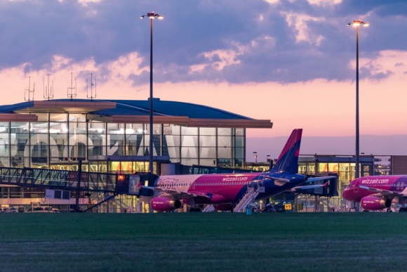 Pełen pracy poranek wrocławskiego lotniska Podróże, LIFESTYLE - Choć pierwszy samolot startuje o godz. 5.40, Port Lotniczy Wrocław jest gotowy do działania znacznie wcześniej. Zobacz, jak wygląda pracowity poranek na lotnisku we Wrocławiu, które obsłużyło już 2–milionowego pasażera w tym roku.