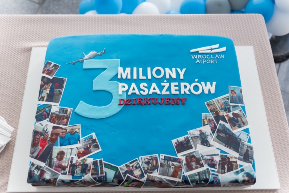 Port Lotniczy Wrocław. W tym roku już 3 mln pasażerów Podróże, LIFESTYLE - To historyczne wydarzenie, wrocławskie lotnisko jeszcze nigdy dotąd nie osiągnęło takiej liczby podróżnych w jednym roku. Pasażerów przyciąga coraz bogatsza sieć połączeń, zarówno tradycyjnych, jak i niskokosztowych. Rośnie ponadregionalne znaczenie lotniska.