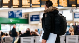 Postanowienia noworoczne: dlaczego powinieneś więcej podróżować w 2019 roku? Podróże, LIFESTYLE - Nowy rok – nowy ja, prawda? Tysiące ludzi zaczyna rok z wielkimi planami i celami, które mają zmienić życie. Podczas gdy najpopularniejsze z nich dotyczą siłowni lub uczenia się czegoś nowego, Skycop sugeruje, by do listy postanowień dodać podróżowanie. Oto kilka powodów.