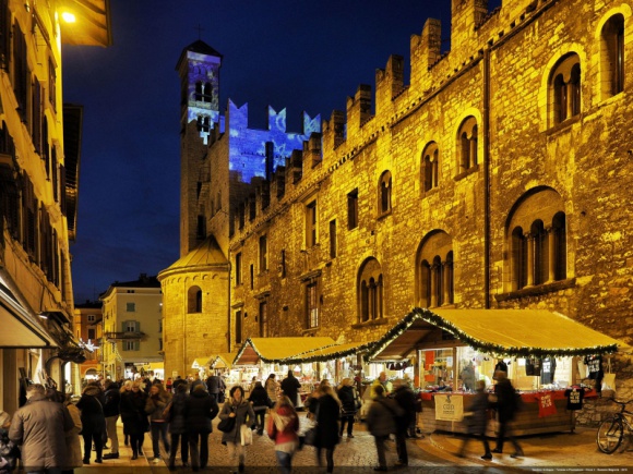 Poczuj atmosferę alpejskich świąt na jarmarkach bożonarodzeniowych w Trentino Podróże, LIFESTYLE - Zima we Włoszech to nie tylko narty. Położony w malowniczej scenerii region Trentino, swoim gościom oferuje przepiękne widoki, wiele atrakcji kulturalnych oraz słynne w Europie i na świecie jarmarki bożonarodzeniowe.
