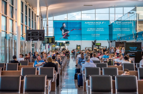Są rekordy! Podsumowanie roku na wrocławskim lotnisku Podróże, LIFESTYLE - W 2019 roku port obsłużył ponad 3,5 miliona pasażerów, a we Wrocławiu zadebiutował nowy przewoźnik sieciowy, jeden z globalnych potentatów. Przedstawiamy pięć najważniejszych wydarzeń ubiegłego roku na lotnisku we Wrocławiu.