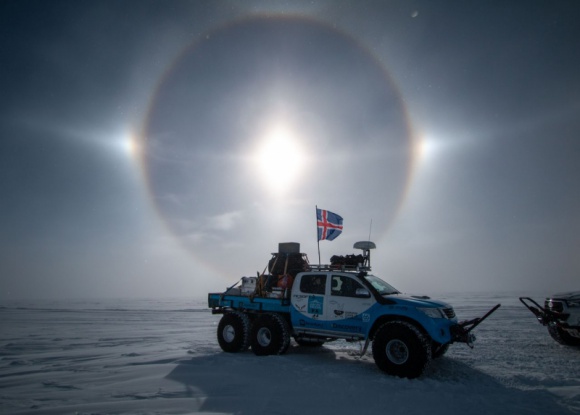 Toyotą Hilux na Południowy Biegun Niedostępności Podróże, LIFESTYLE - Ekspedycja Arctic Trucks dotarła do Bieguna Niedostępności na Antarktydzie, na którym panuje najniższa średnia temperatura na Ziemi: -58,2°C. Wyprawa była możliwa dzięki specjalnie przygotowanym przez islandzką firmę Hiluxom w wersji 4x4 i 6x6.