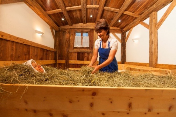Oferta wellness w gospodarstwach Roter Hahn Podróże, LIFESTYLE - Gorąca kąpiel w sianie, mleku czy w miękkiej owczej wełnie, masaże, kuracje oczyszczające i ćwiczenia relaksacyjne – właśnie tak wygląda wypoczynek w duchu „slow life” w gospodarstwach agroturystycznych Roter Hahn położonych w malowniczym Południowym Tyrolu.