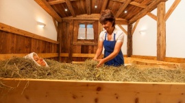 Oferta wellness w gospodarstwach Roter Hahn Podróże, LIFESTYLE - Gorąca kąpiel w sianie, mleku czy w miękkiej owczej wełnie, masaże, kuracje oczyszczające i ćwiczenia relaksacyjne – właśnie tak wygląda wypoczynek w duchu „slow life” w gospodarstwach agroturystycznych Roter Hahn położonych w malowniczym Południowym Tyrolu.