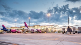 Start zagranicznych połączeń lotniczych z Wrocławia. Poznaj plany przewoźników Podróże, LIFESTYLE - Dziś Wizz Air uruchomi pierwsze połączenie z Wrocławia do Eindhoven, jutro do Reykjavíku i Oslo. Na 1 lipca start zapowiadają Ryanair oraz Lufthansa. Jest szansa, że na początku przyszłego miesiąca do dyspozycji będą w sumie 42 kierunki. Na 3 sierpnia powrót zapowiedział KLM.