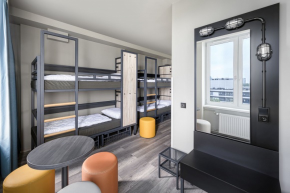 Minimalizm z industrialną nutą: hostel A&O Wola Podróże, LIFESTYLE - Bywają miejsca, które, dzięki swojej historii i osobowości, same w sobie stanowią inspirację dla architektów. Tak właśnie było w przypadku budynku na warszawskiej Woli, w którym od niedawna działa pierwszy w Polsce hostel niemieckiej sieci A&O.