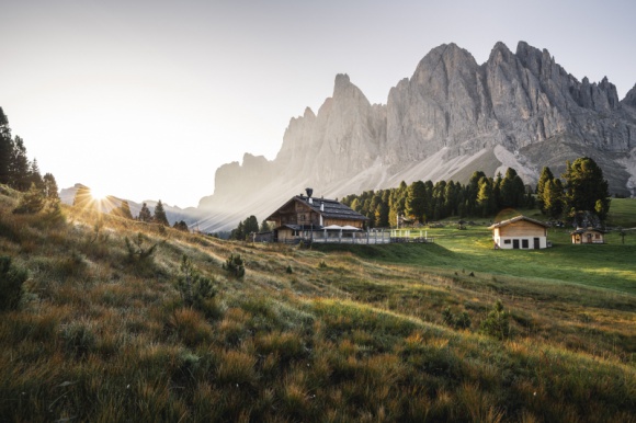 Dystans społeczny podczas wakacji – w Dolomitach to naturalna sprawa! Podróże, LIFESTYLE - Po miesiącach spędzonych w zamknięciu z powodu pandemii, coraz chętniej spędzamy czas na wolnym powietrzu. Miejsca oddalone od aglomeracji miejskich,pozwalają nam znowu cieszyć się naturą. Wiele takich miejsc znajdziemy w Południowych Tyrolu.